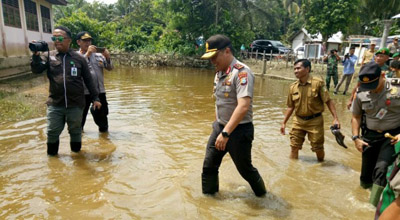   Tinjau Warga Pasca Banjir, Kapolda Riau Rela Basah-basah